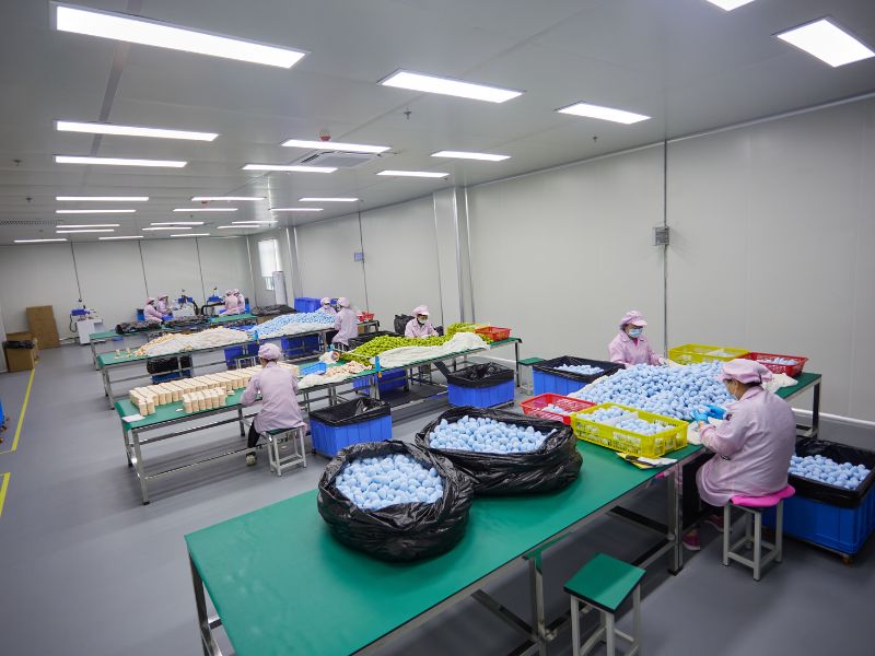 colorful-makeup-sponge-variety-factory Wide range of vibrant, hypoallergenic makeup sponges produced in a GMP-certified facility.