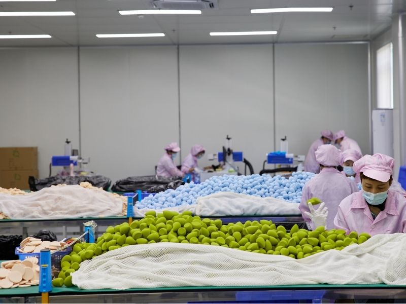cosmetic-sponge-factory-workers The Ultimate Guide to Sourcing Beauty Blender Sponges in Bulk: From Factory Quality to Private Label Success