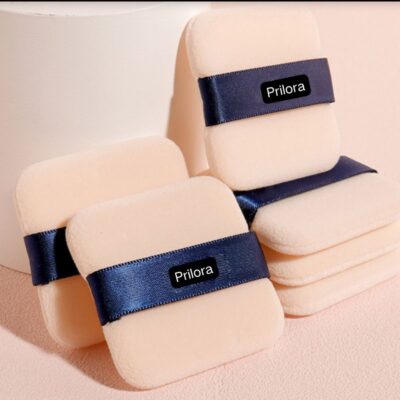 映画、ファッション、ブライダル設定での高頻度使用に適したプロフェッショナルスタジオグレードのルースパウダーパフ。密度が高く柔らかい構造で一貫したパウダー放出を保証 — EUおよび日本のメイクアップアーティストラインに信頼されている.