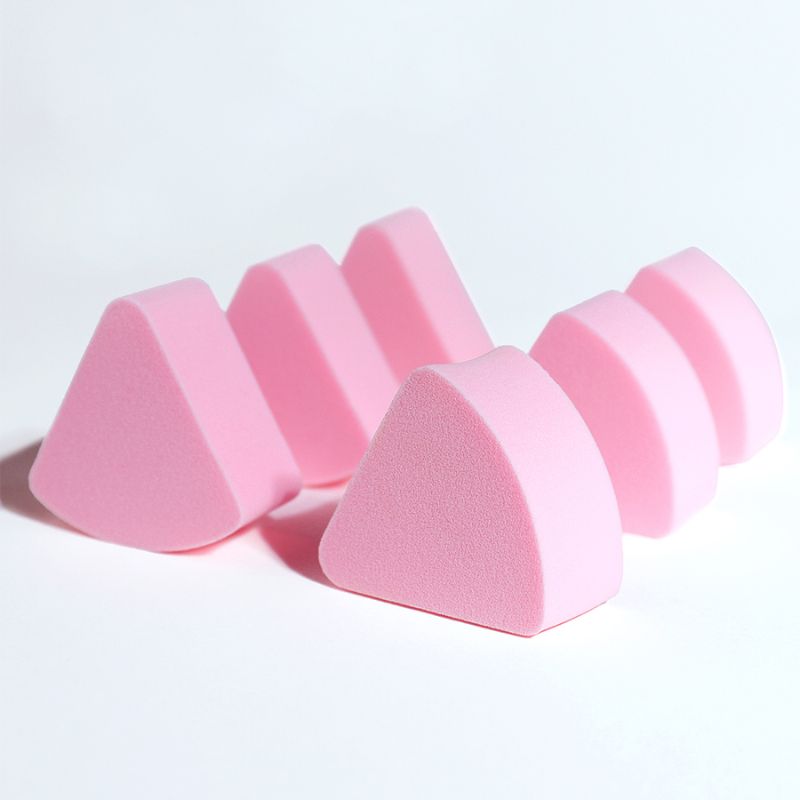 Hybrid-edge triangular sponge featuring two straight sides for precision and one curved edge for seamless blending around nose and eyes. Ideal for OEM concealer kits requiring anti-static, latex-free foam