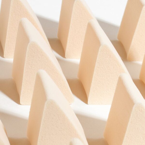 Straight-edge triangular contour sponge delivers crisp definition along jawline and cheekbones. Scalable from 5,000 pcs with GMP-certified production — trusted by EU and US prestige brands.