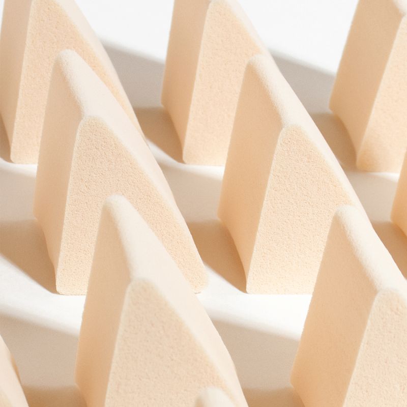Straight-edge triangular contour sponge delivers crisp definition along jawline and cheekbones. Scalable from 5,000 pcs with GMP-certified production — trusted by EU and US prestige brands.